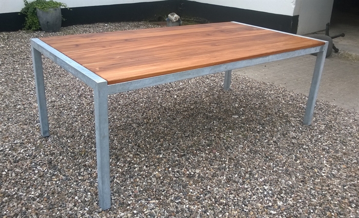 20170724 Specialfremstillet havebord. Teaktræsbordplade, galvaniseret stel