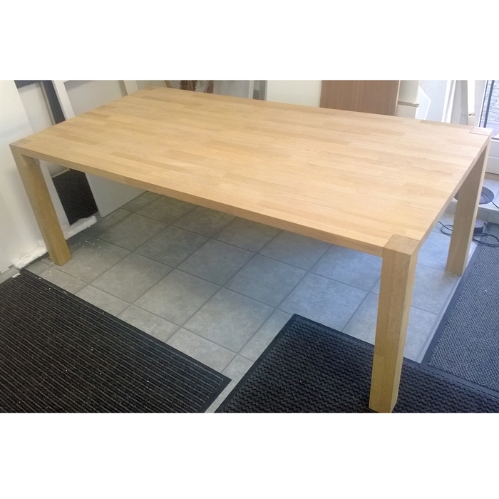 Spisebord i egetræ på tilbud